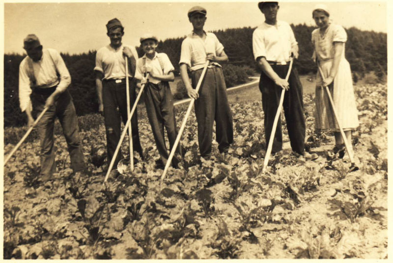 Datei:Heimarshausen 1941, ganz rechts Else.jpg